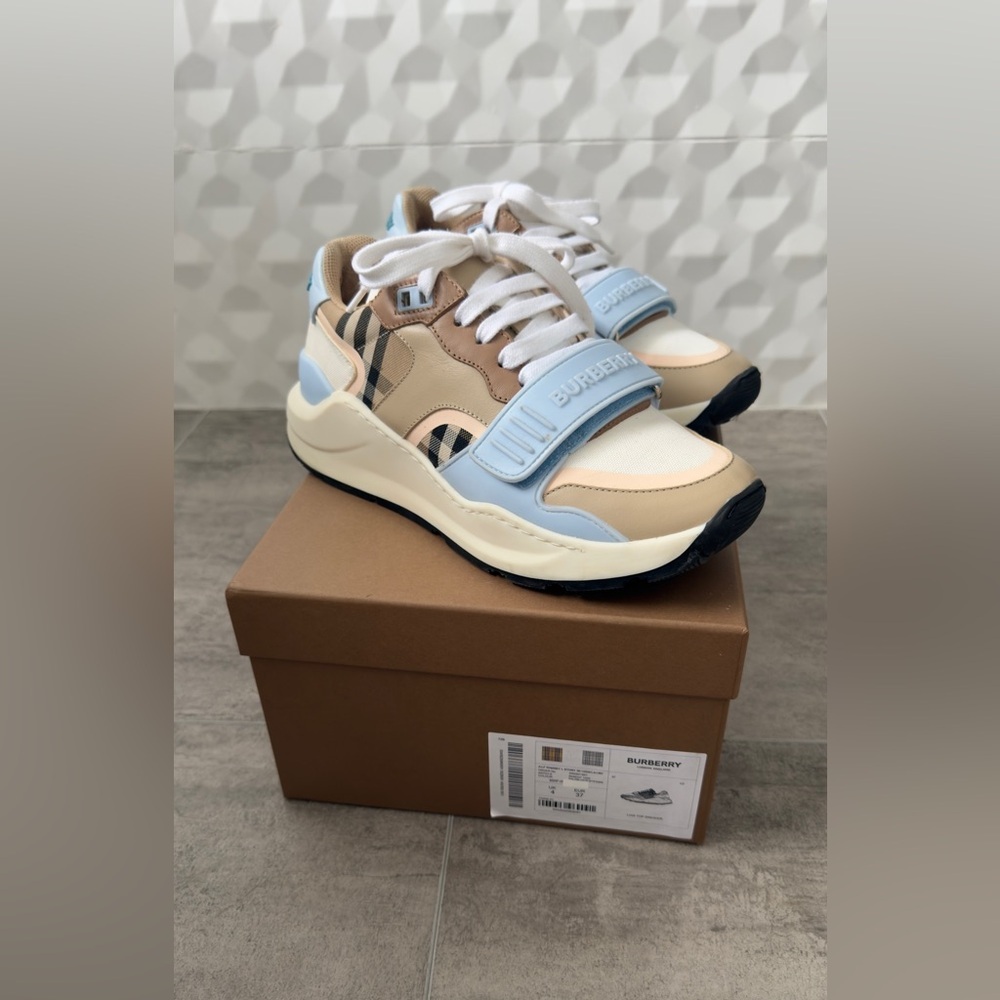 Burberry Women's Ramsey Story Low Top Sneakers Size 7 (37) - Picture 3 of 17
